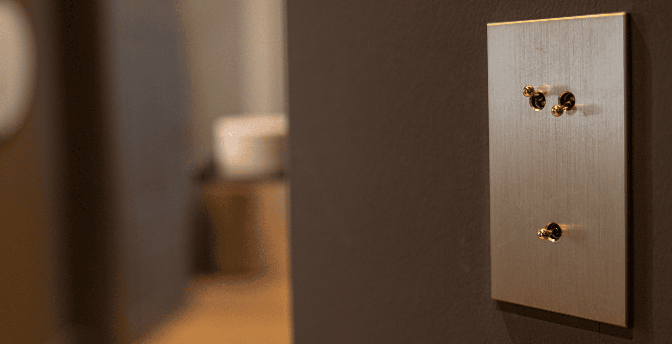 Interrupteur en laiton brossé : le détail qui sublime votre intérieur