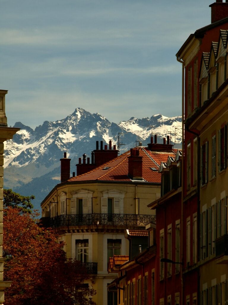 Quels sont les services proposés par les meilleures agences immobilières à Grenoble ?