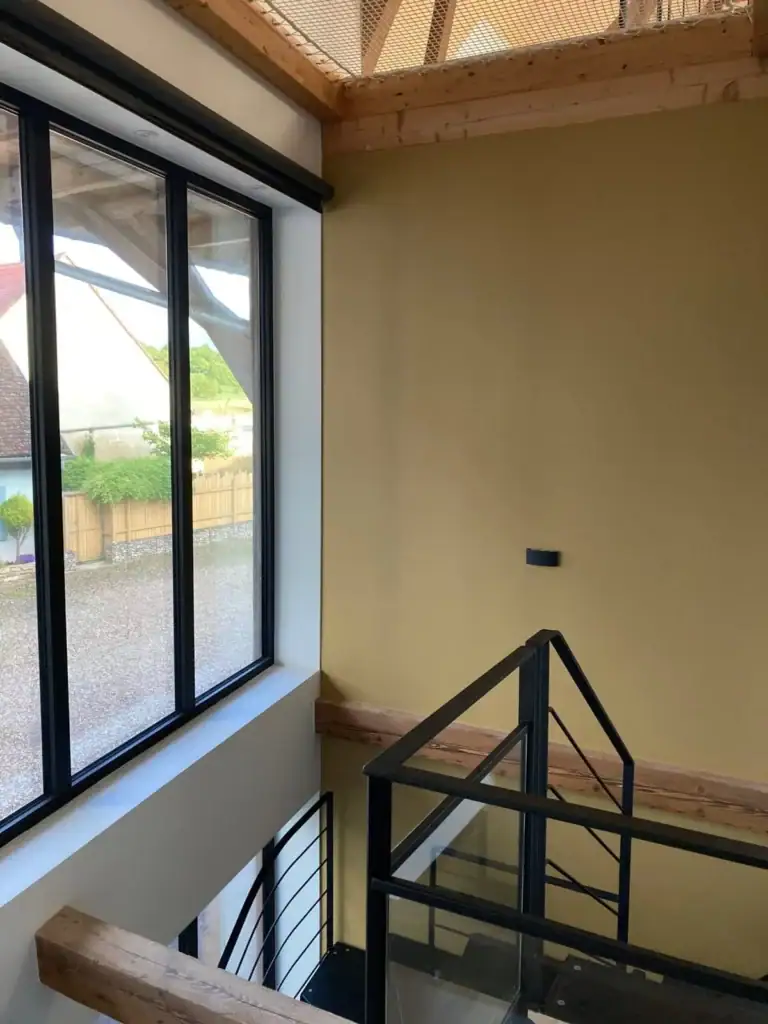 couleur ocre pour un salon industriel