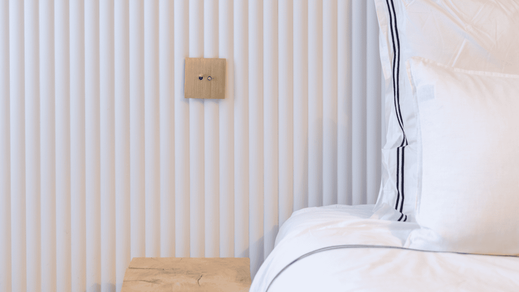 Panneau mural 3D avec interrupteur en laiton brossé.