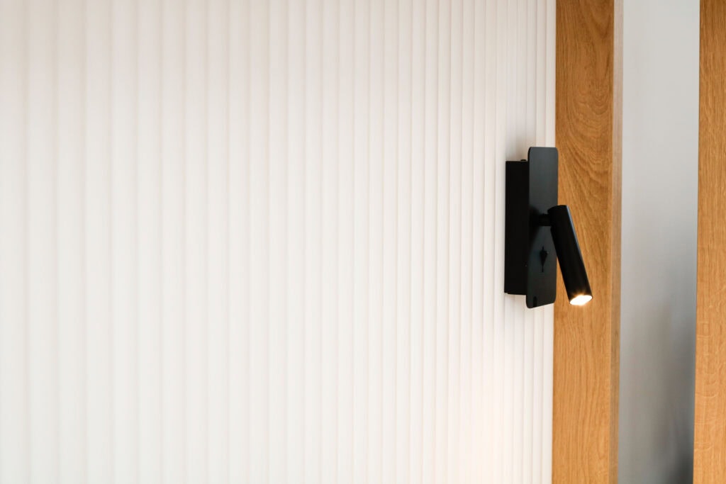 panneau mural 3D avec applique murale noire