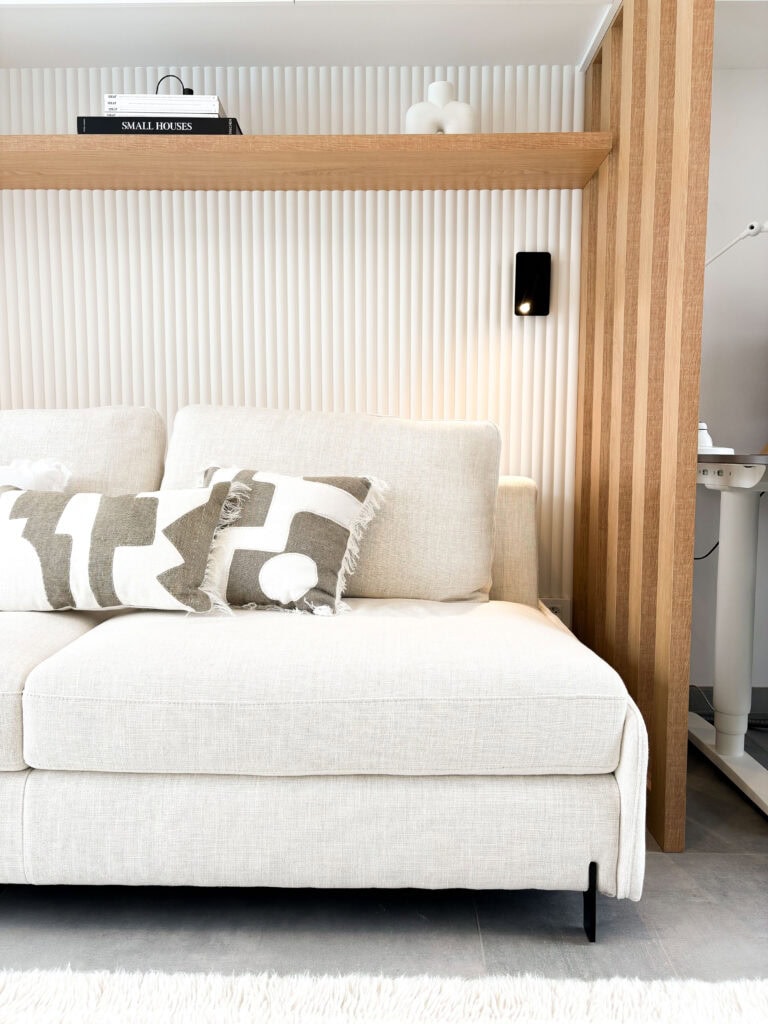 canapé lit avec mur revetement 3D