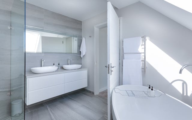 Comment décorer sa salle de bain pour une ambiance chill ? En misant sur la simplicité et le bien-être