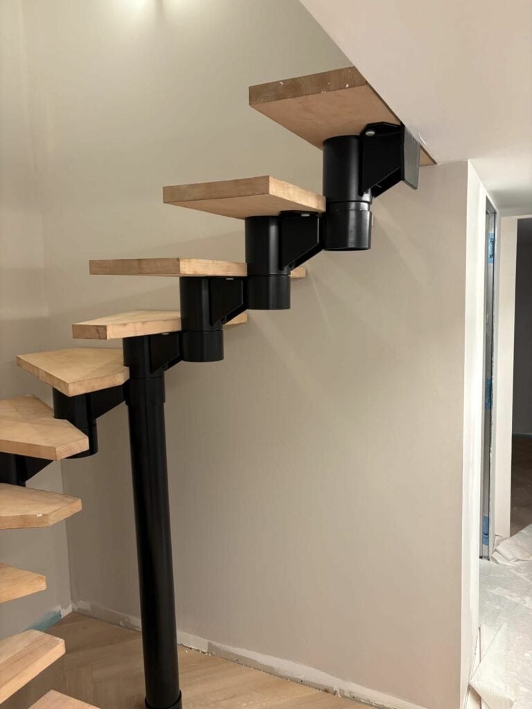 Pensez au thermolaquage de votre vielle escalier pour lui donner une nouvelle jeunesse, au style industriel