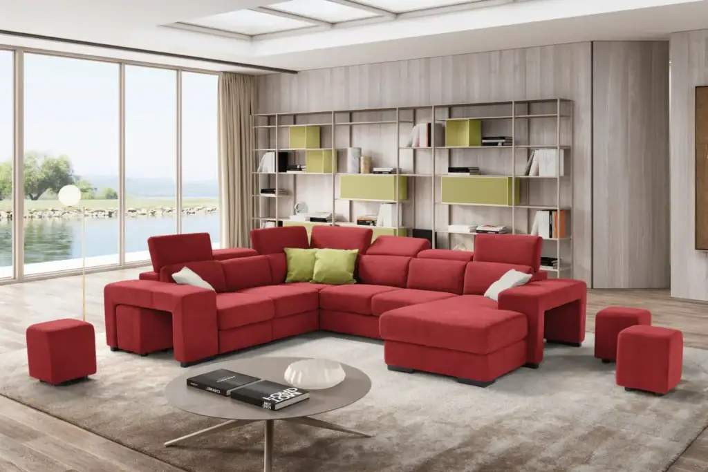 Canapé d'angle rouge de chez poltronesofa dans un salon avec des poufs assortis