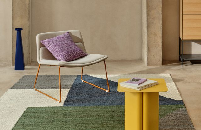Salon Kave Home coloré avec fauteuil et table basse jaune