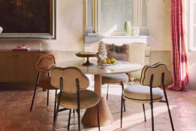 Salon avec table et chaises de chez NV Gallery