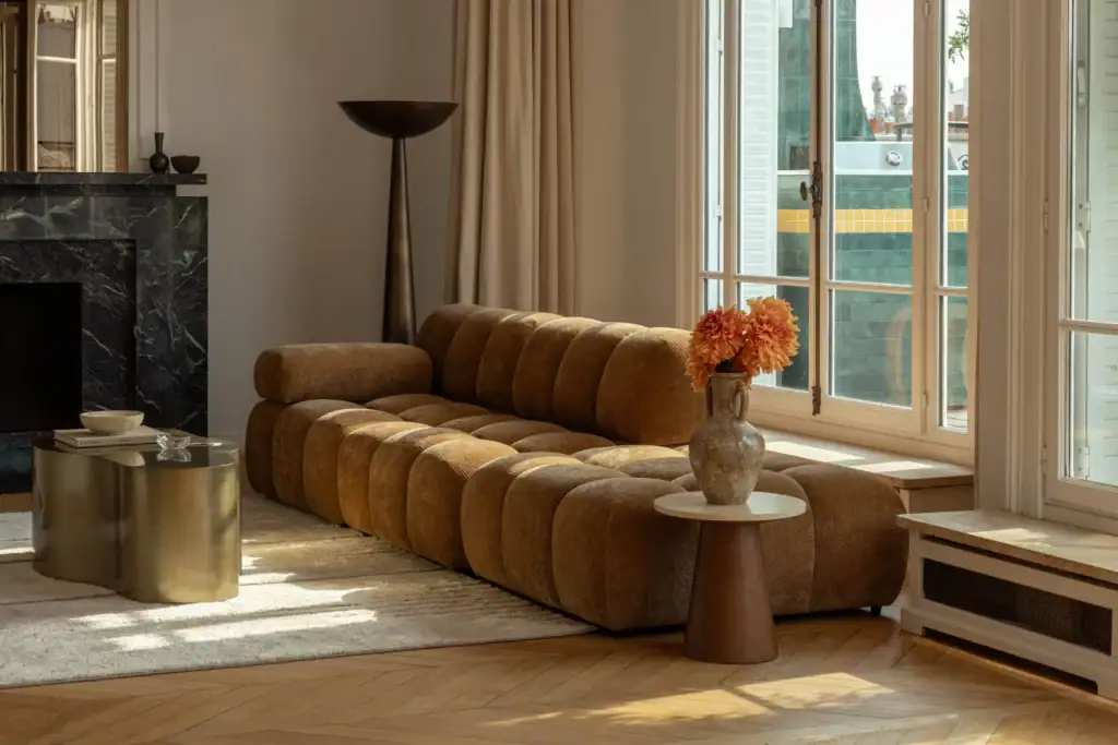 fauteuil modulable en camel crêpé de la marque NV Gallery dans un salon hausmannien