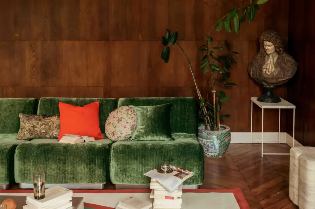 Canapé Rotondo modulable en velours vert côtelé de chez the socialite family