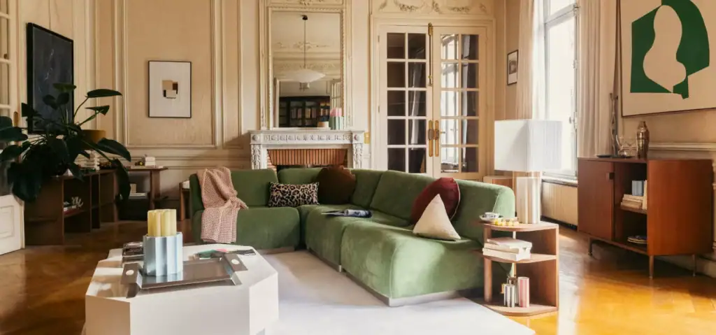 Salon hausmannien avec des meubles de la marque the socialite family