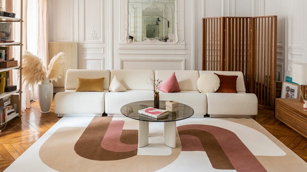 Salon hausmannien décoré avec des meubles de la marque the socialite family