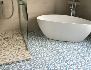 Carreaux de ciment dans une salle de bain : un style authentique