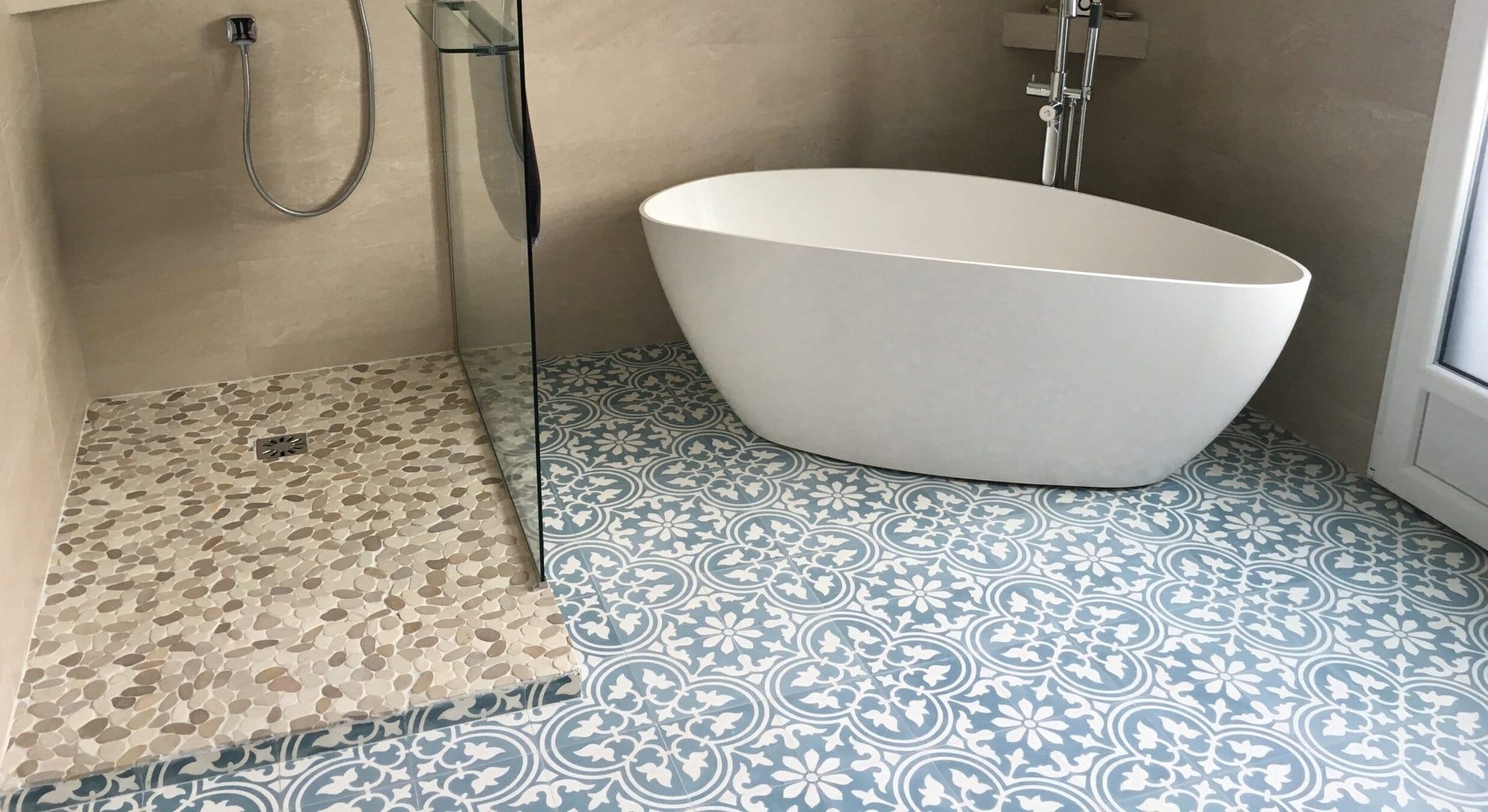 Carreaux de ciment dans une salle de bain : un style authentique