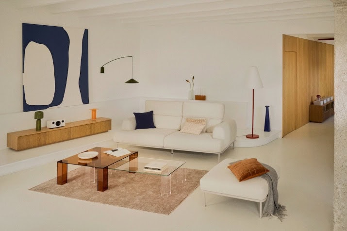 salon kave home avec une ambiance méditerranéenne