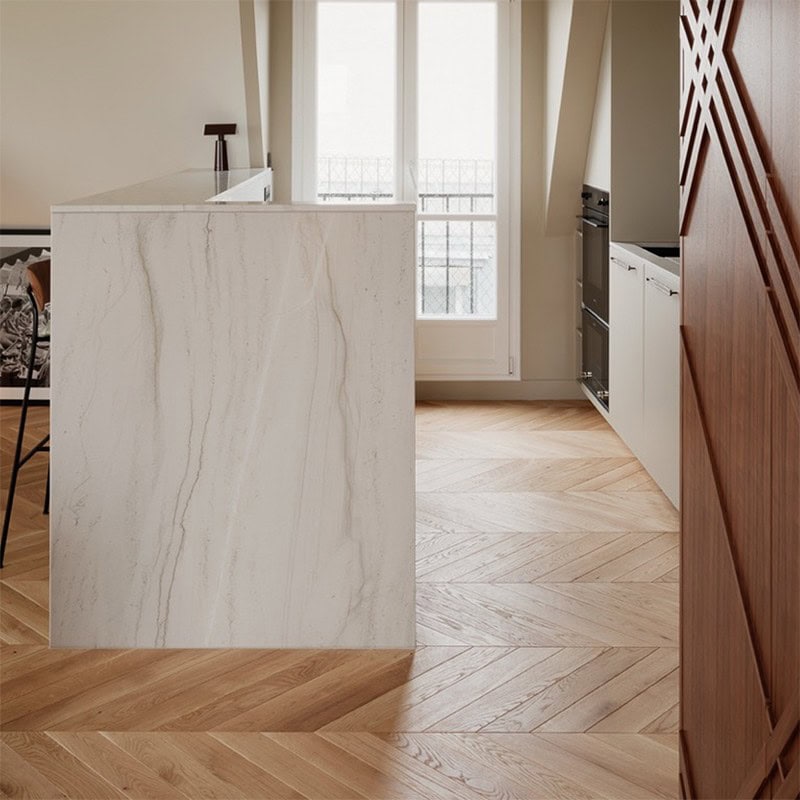 Parquet point de hongrie contrecollé de chez Carresol dans une cuisine d'ambiance lumineuse et chaleureuse