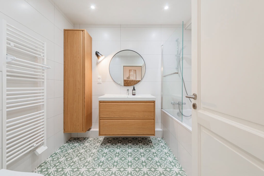 Carreaux de ciment dans une salle de bain : un style authentique
