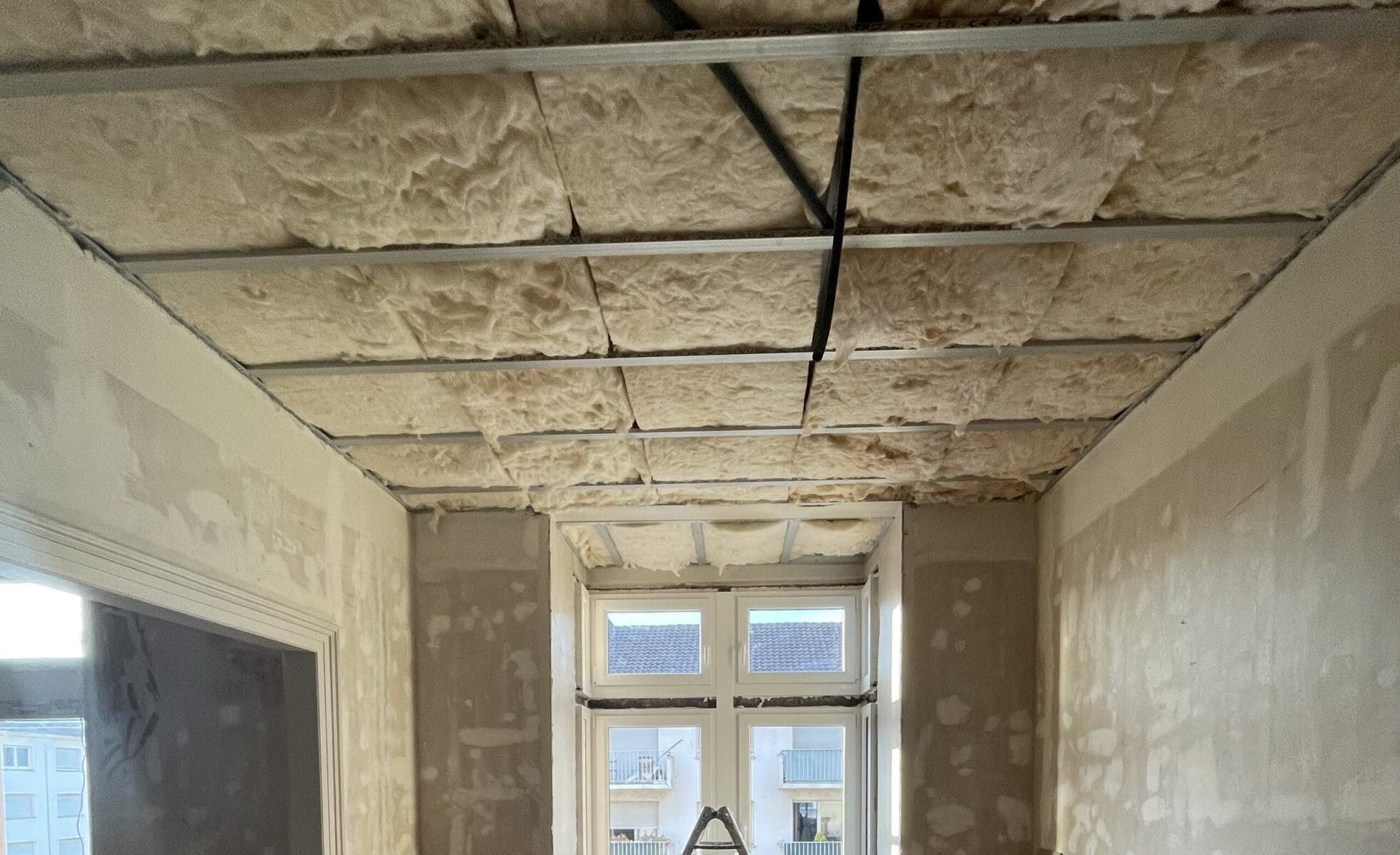 Isolation phonique du plafond : retrouver le silence chez soi