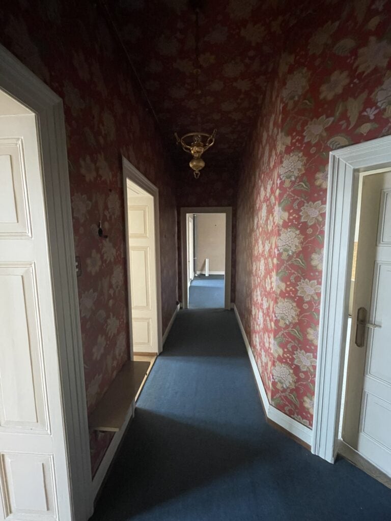 vieux papier peint fleuri des années 80 qui orne encore votre couloir d'appartement haussmannien