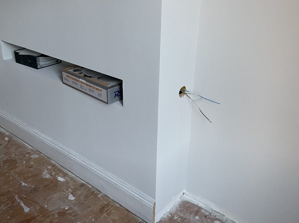 pose prise dans des arches en placo