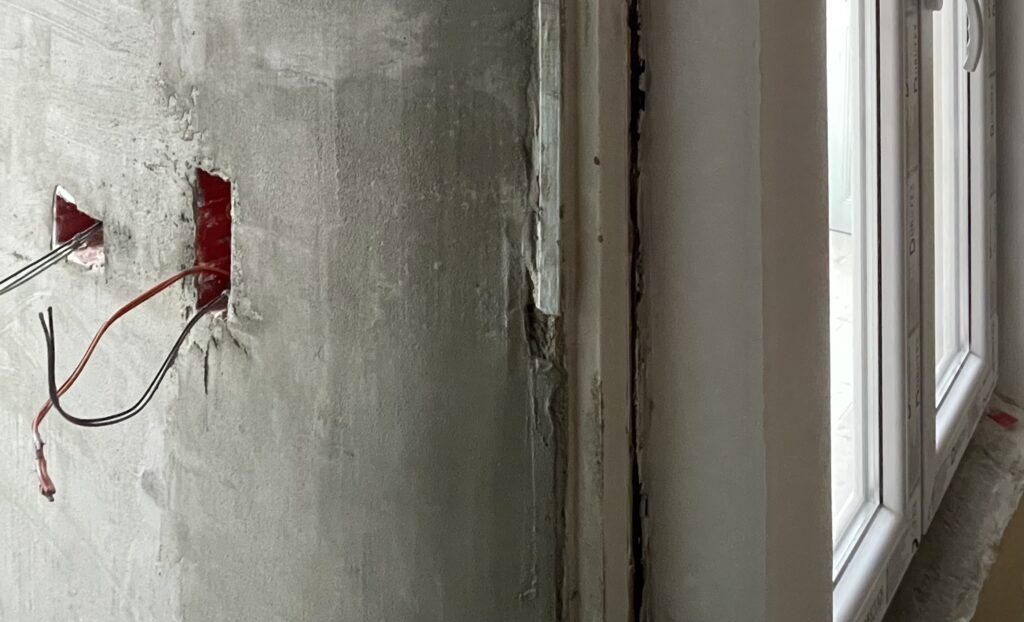 pose de prise sur mur avec ragréage