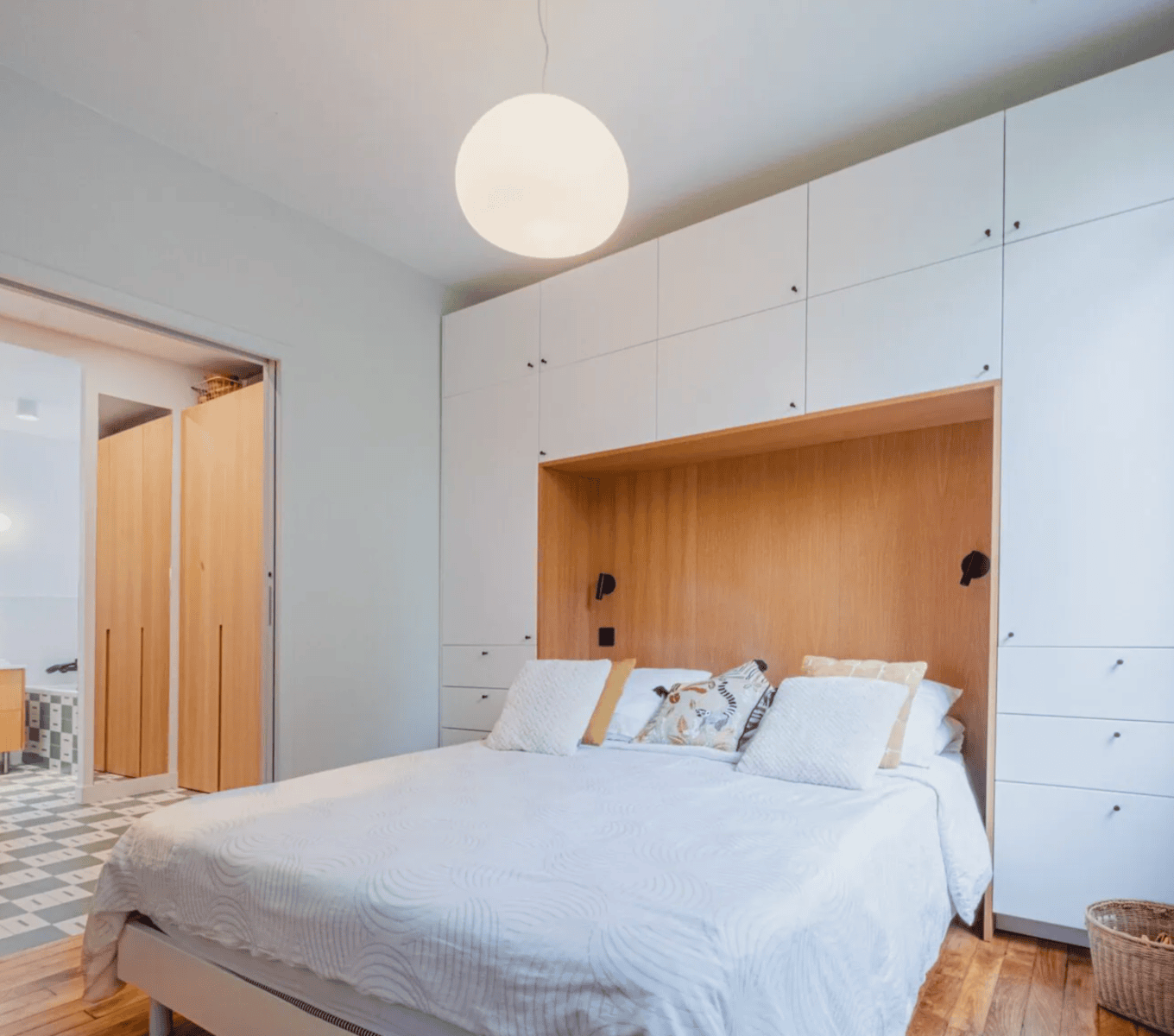 Salon haussmannien lyonnais rénové par Ynspir avec cheminée et parquet