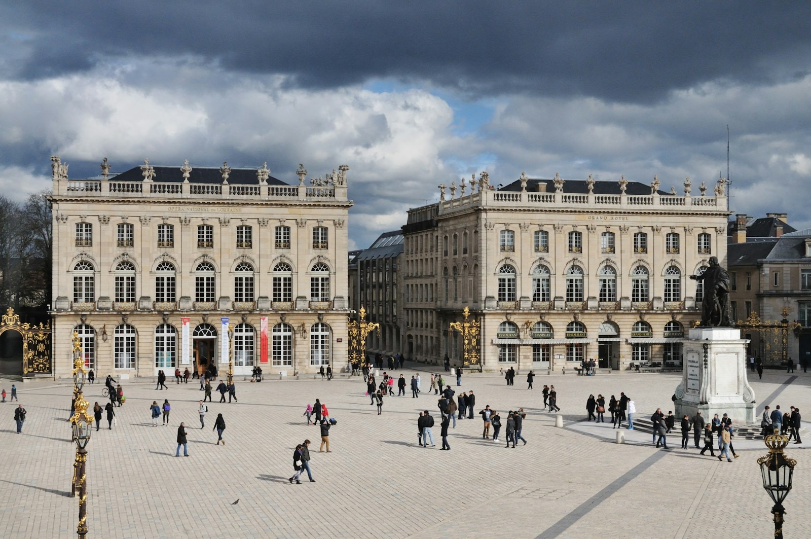 Place Stanislas et immeubles anciens à Nancy