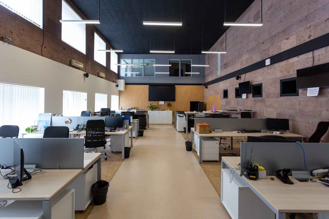 Postes de travail partagés dans un aménagement flex office