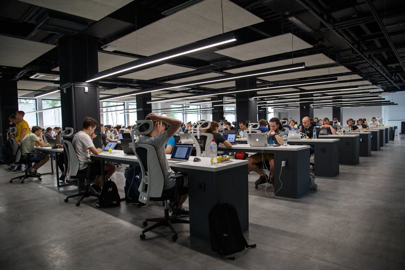 Zone collaborative d'un bureau en flex office