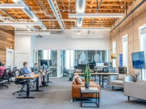Espace de travail en flex office aménagé en bureau partagé