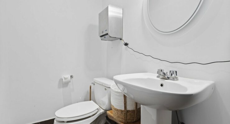 Nombre de toilettes par salarié : ce qu&rsquo;impose la loi