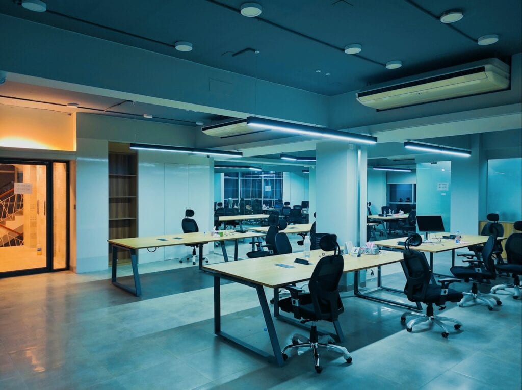 Norme d'un bureau de travail : les respecter sans se ruiner